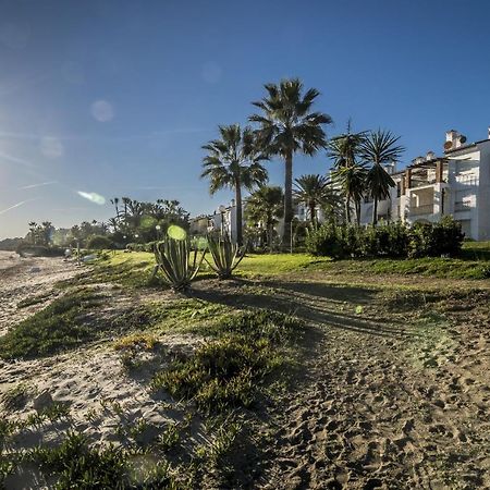Hb - Comfortable Beachfront Holiday Apartment Estepona Bagian luar foto