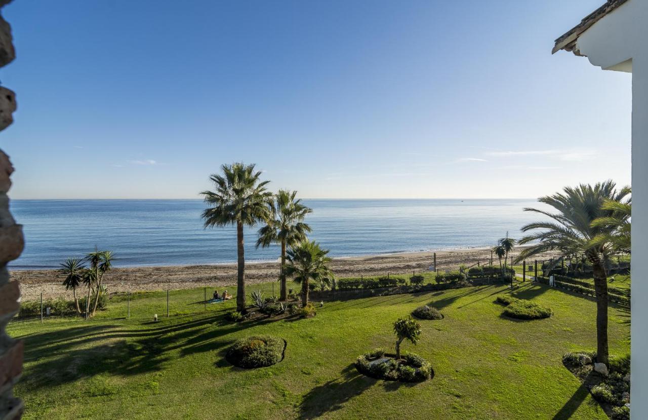 Hb - Comfortable Beachfront Holiday Apartment Estepona Bagian luar foto