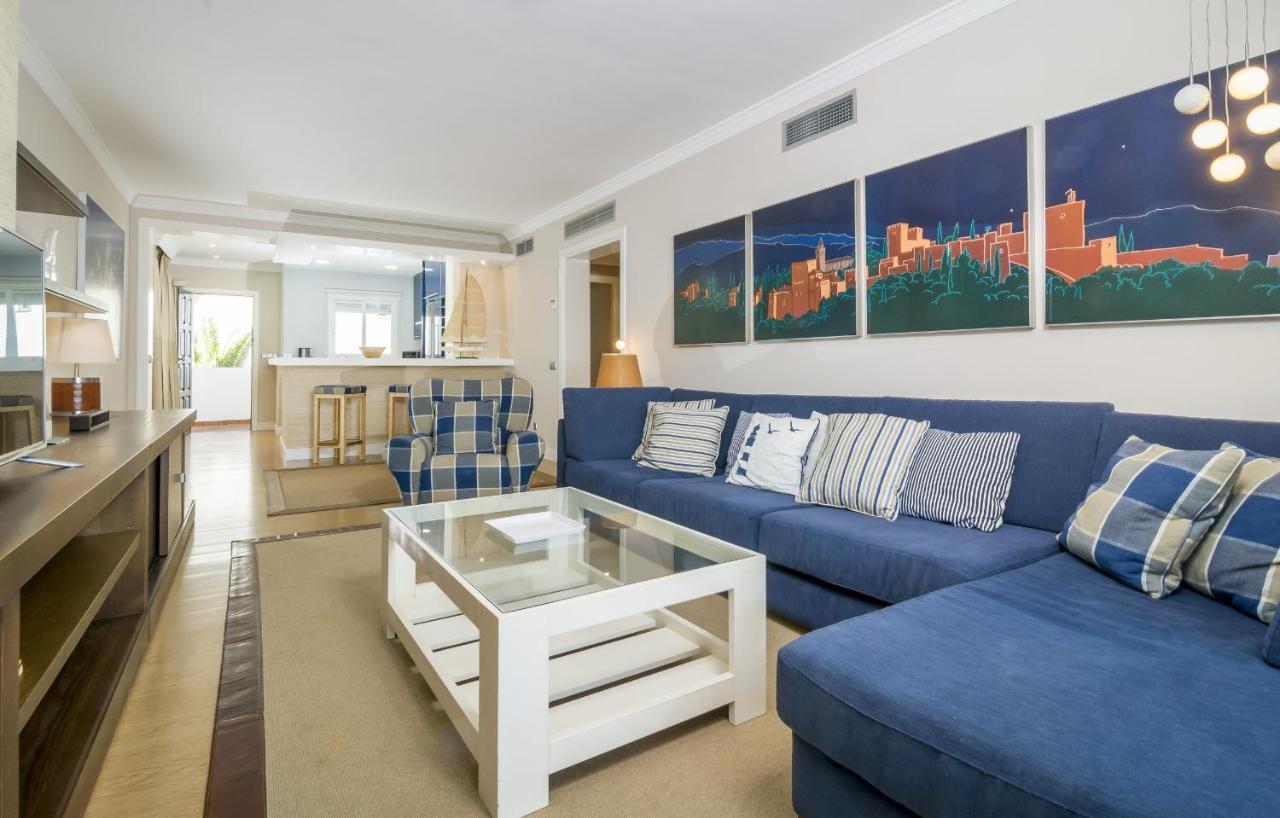 Hb - Comfortable Beachfront Holiday Apartment Estepona Bagian luar foto