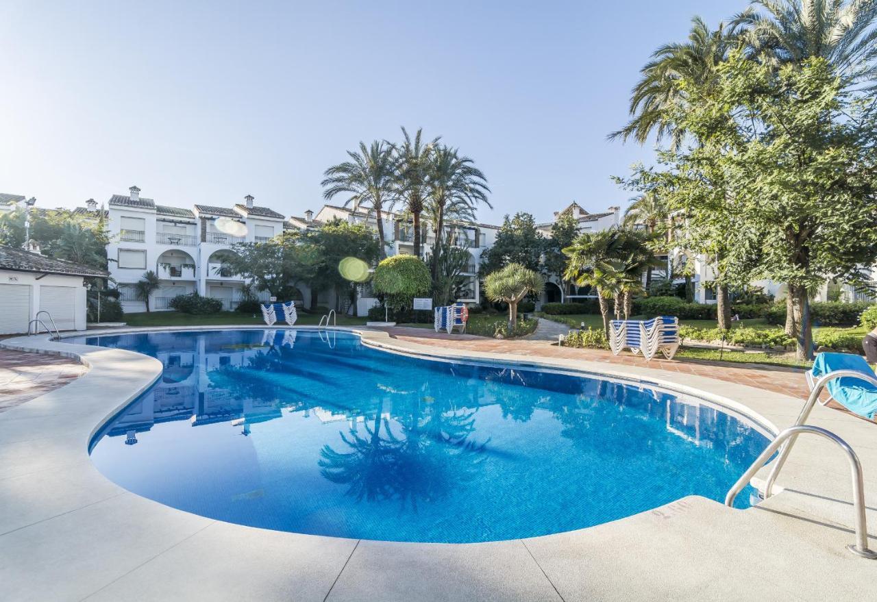 Hb - Comfortable Beachfront Holiday Apartment Estepona Bagian luar foto