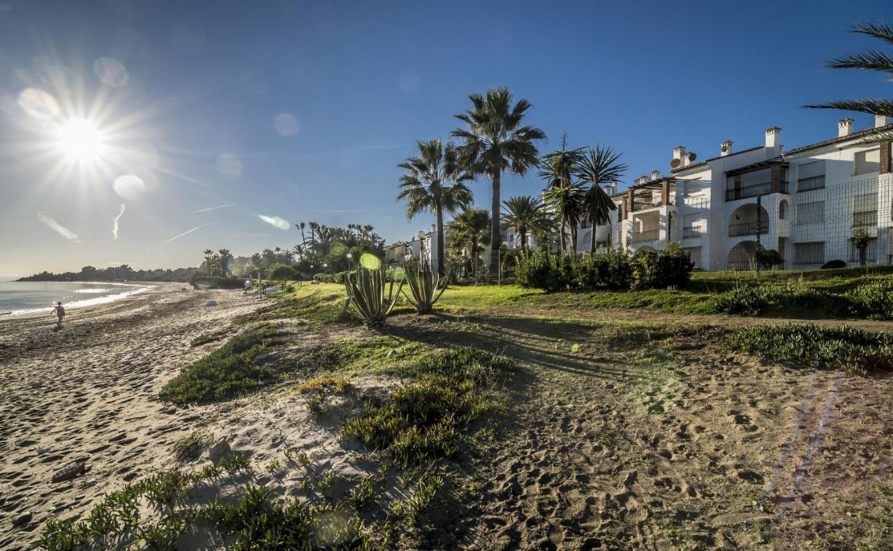 Hb - Comfortable Beachfront Holiday Apartment Estepona Bagian luar foto