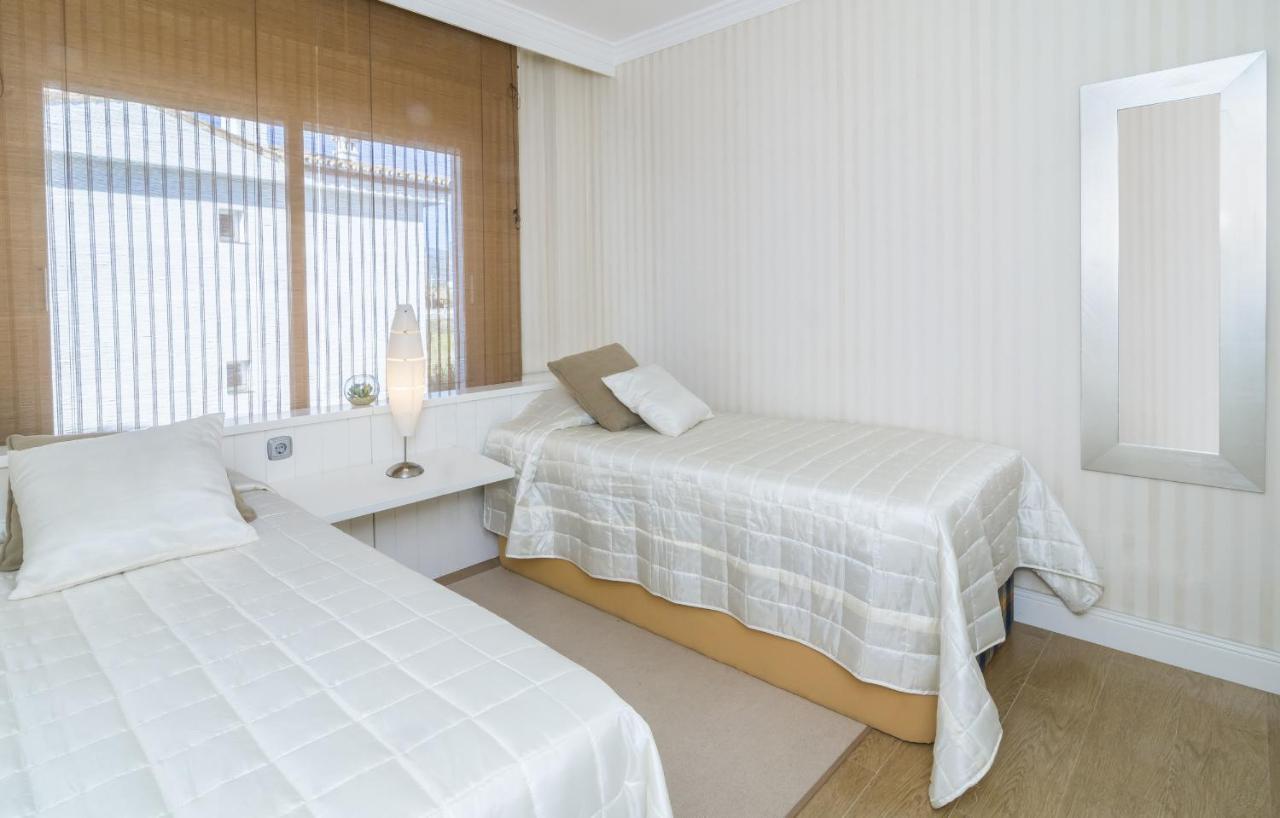 Hb - Comfortable Beachfront Holiday Apartment Estepona Bagian luar foto