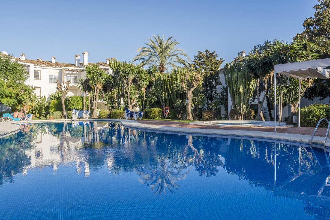 Hb - Comfortable Beachfront Holiday Apartment Estepona Bagian luar foto