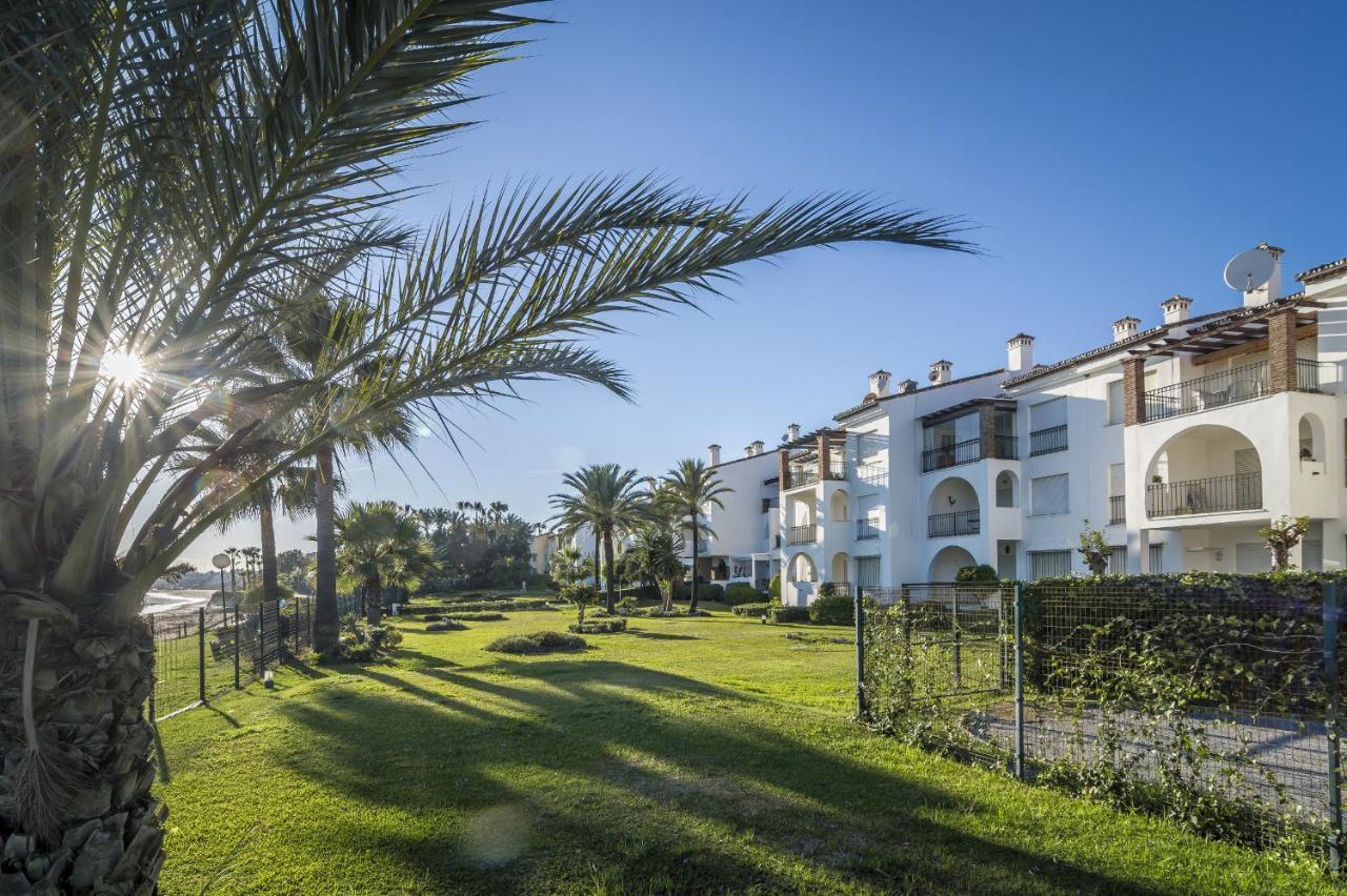 Hb - Comfortable Beachfront Holiday Apartment Estepona Bagian luar foto