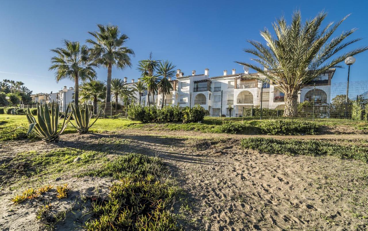 Hb - Comfortable Beachfront Holiday Apartment Estepona Bagian luar foto